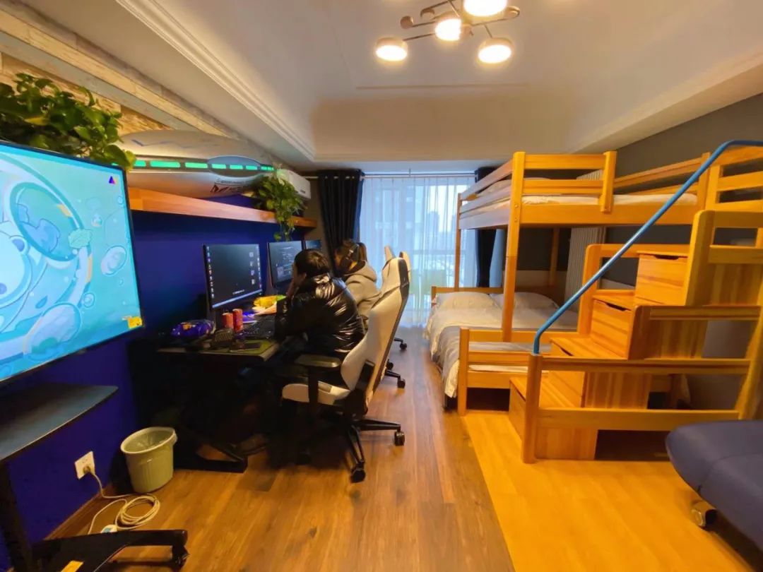 老板可能就抓住这一点,推出一款极有少女心的房间,小姐妹在一起玩游戏