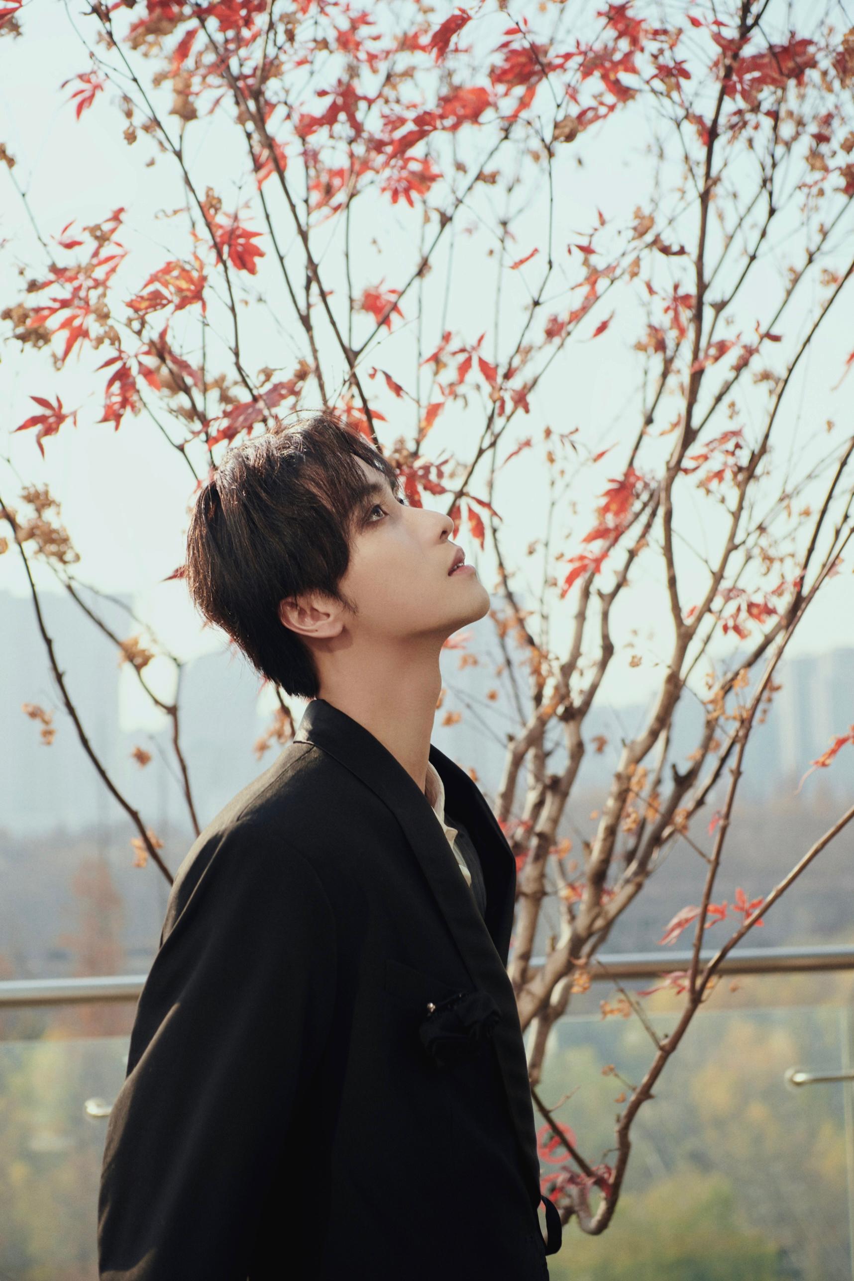 高寒星光大赏红毯清爽亮相 演唱新单曲《明亮》