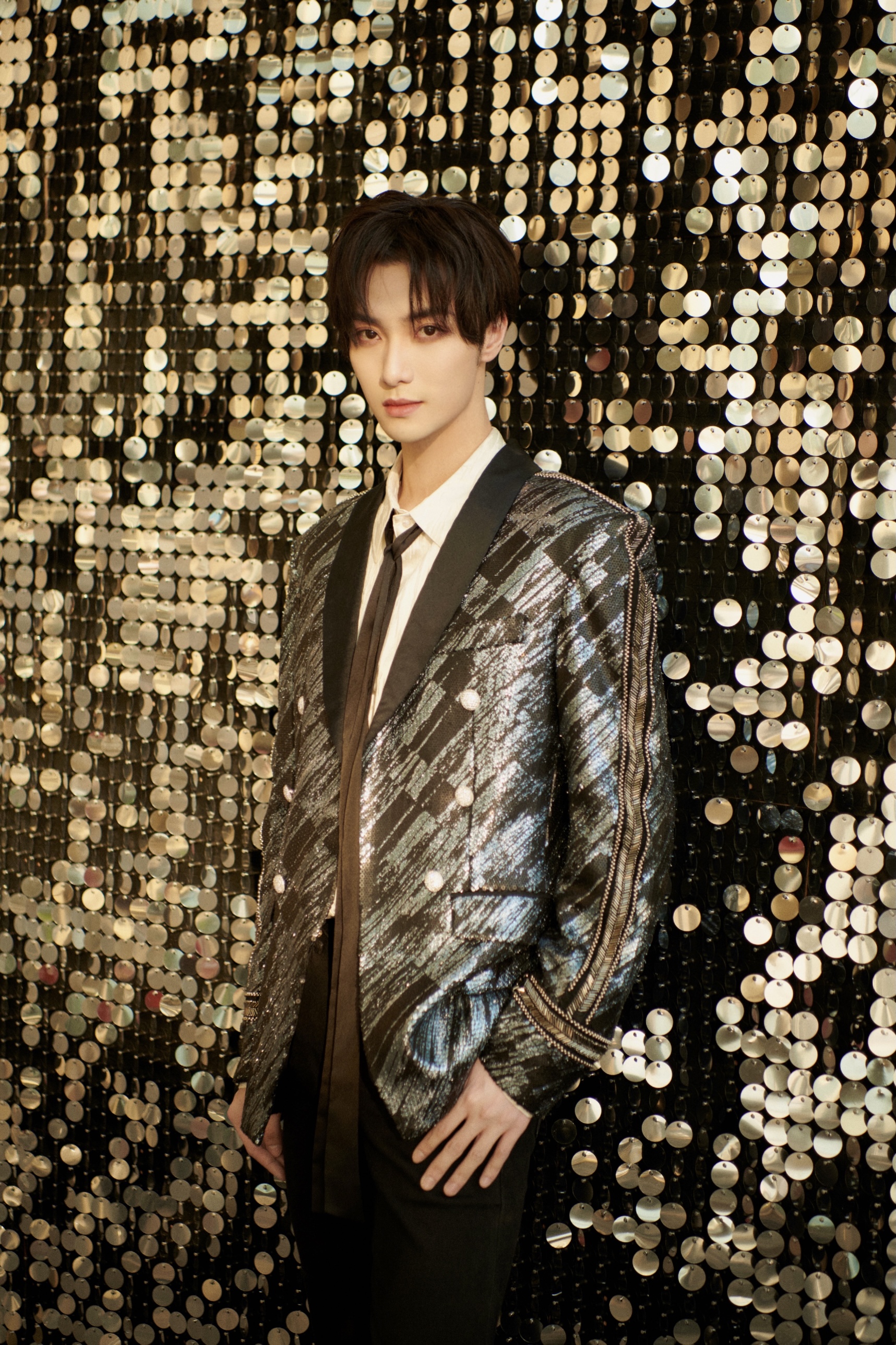 高寒星光大赏红毯清爽亮相 演唱新单曲《明亮》