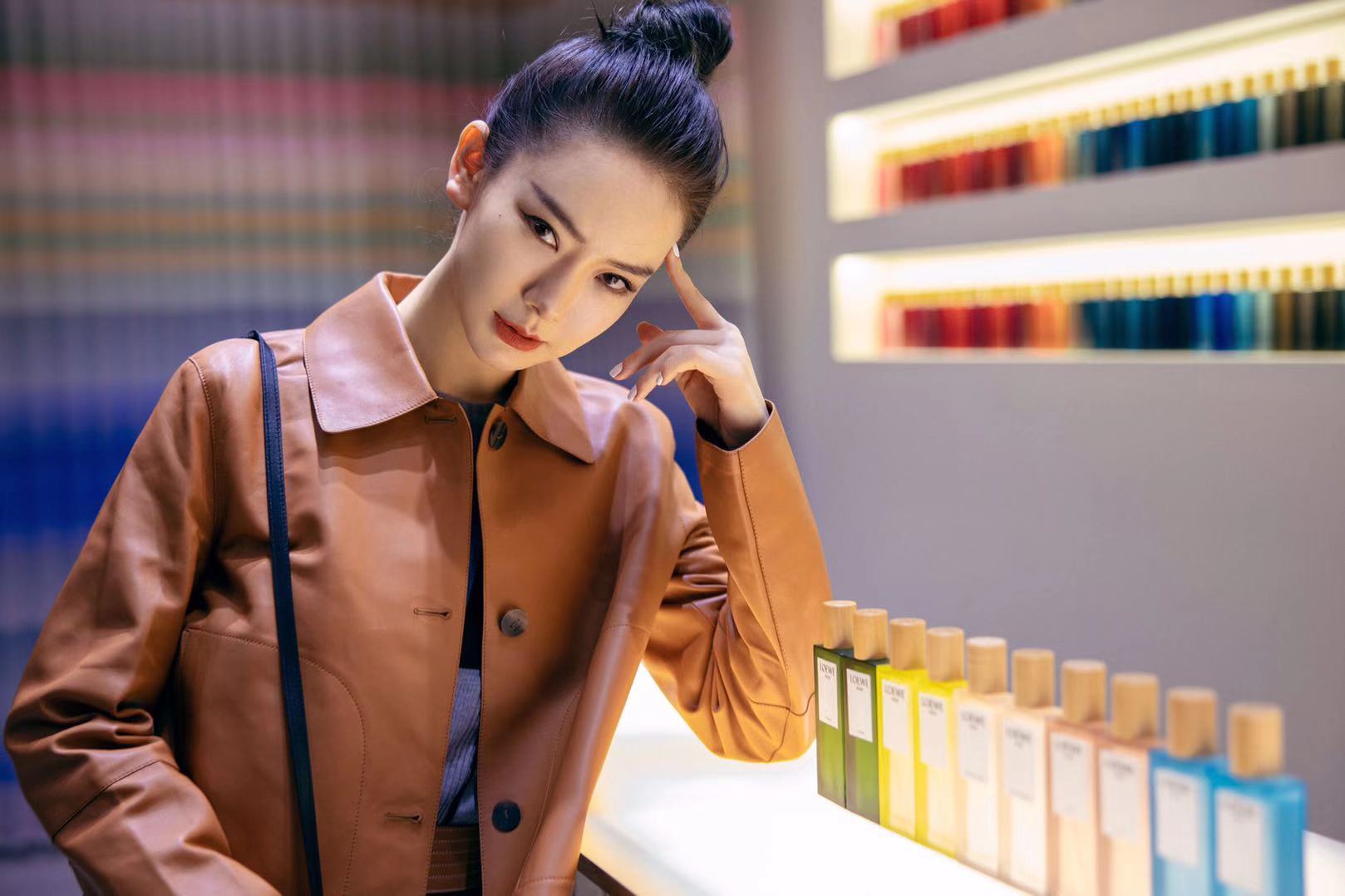 想要穿出时髦感,来学戚薇穿搭吧,皮夹克特好配色