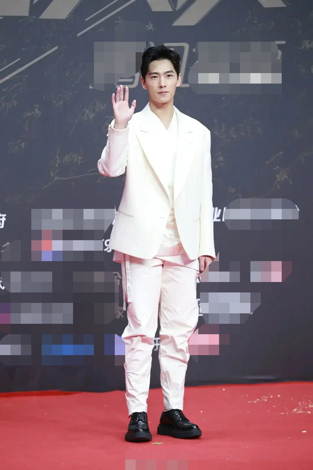 29岁杨洋近照疑发腮,颧骨突出老态明显,造型暴露缺陷似五五身