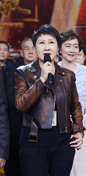 似乎每一位事业成功的演员和老艺术家,感情都是很专一的,可能婚姻是