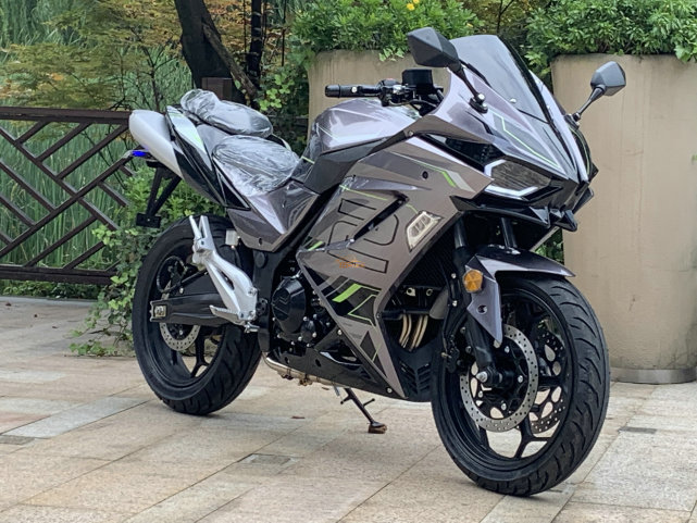 国产"h2"现在的摩托车新手真的很幸福,选择的余地非常多,无论是国际