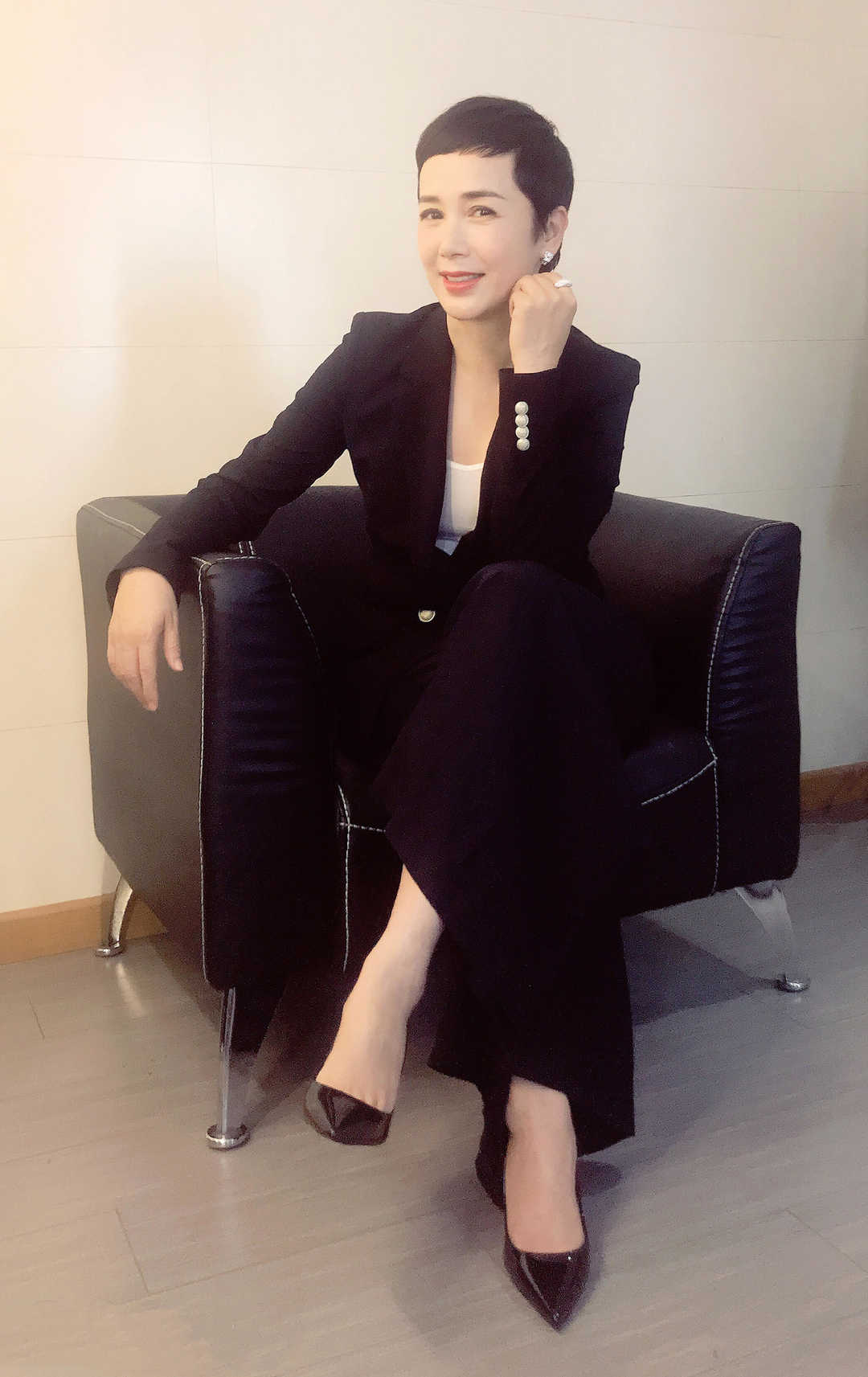 蒋雯丽气质真绝了,超短发搭配黑色连衣裙高贵优雅,美出了新高度
