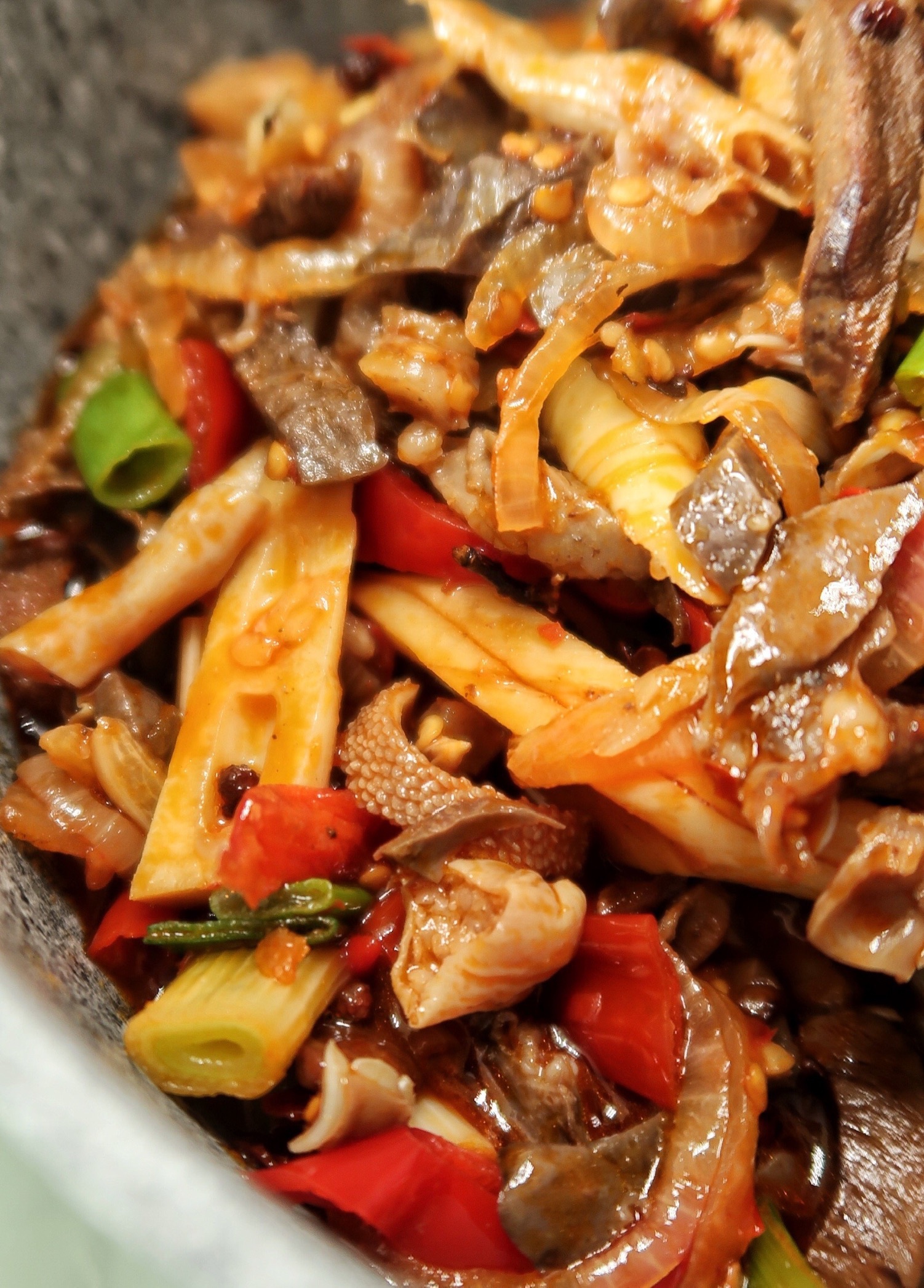 一小锅红烩羊杂端上桌,配红薯米饭更是要得的