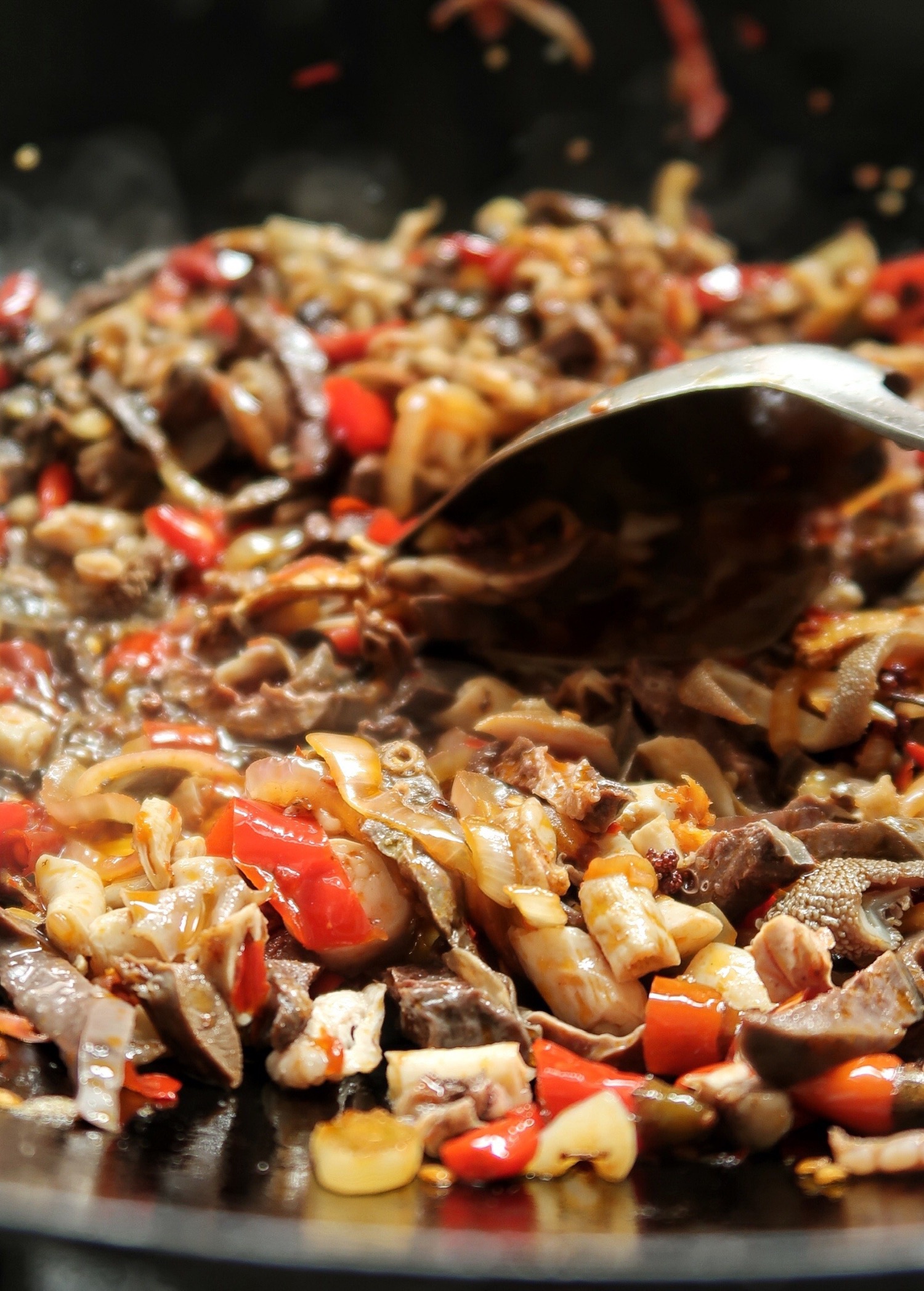 一小锅红烩羊杂端上桌,配红薯米饭更是要得的