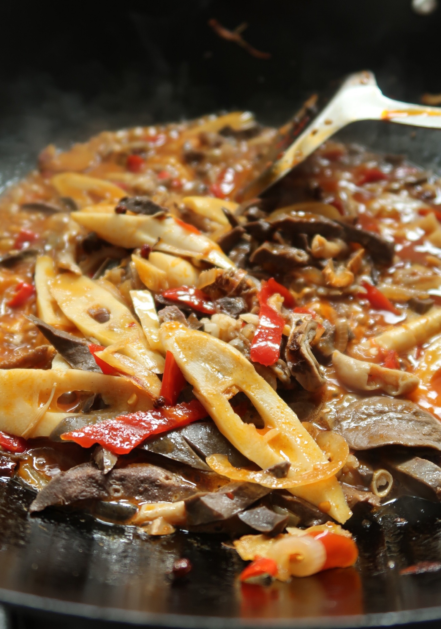 一小锅红烩羊杂端上桌,配红薯米饭更是要得的