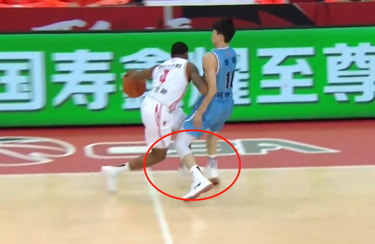 同样是垫脚都是闫军曾繁日被吹违体为何刘晓宇没有