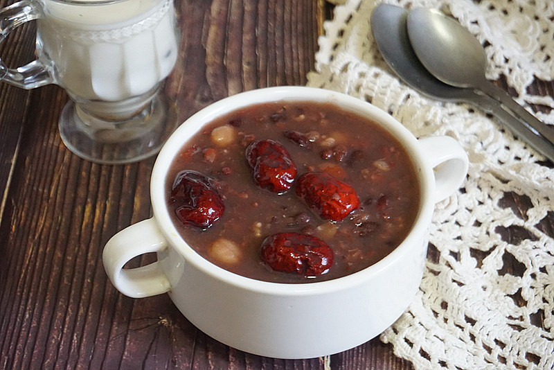 【女人的红色养生粥】食材:三色糙米,糯米,红豆,腰豆,肾豆,熊猫豆