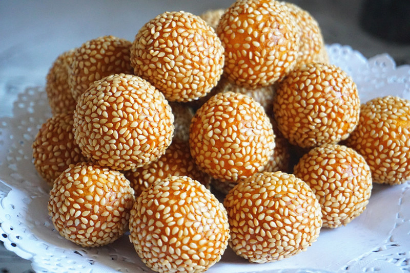 在家炸麻团不成功?教你一招,不裂不塌,空心香甜,放凉也不硬