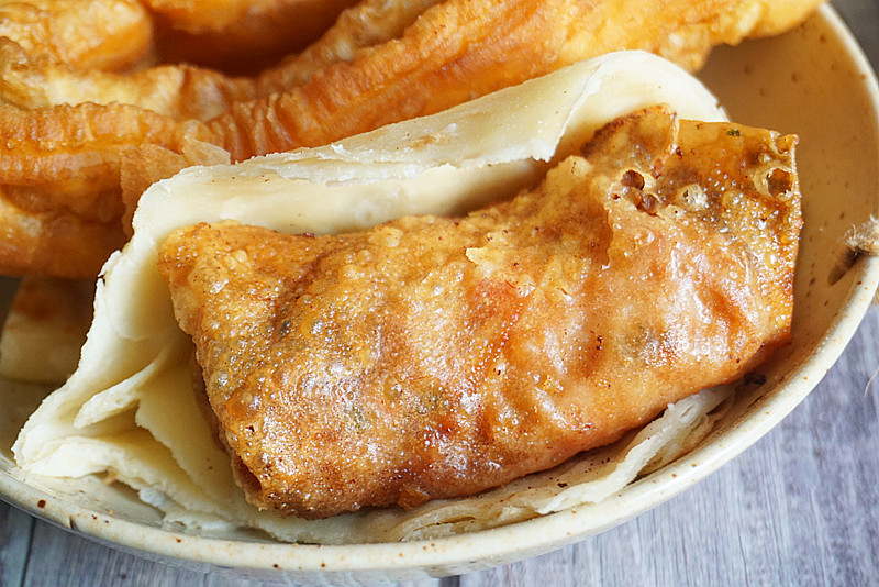 天津人最爱吃的传统早点大饼卷圈嘎巴菜比煎饼果子还好吃