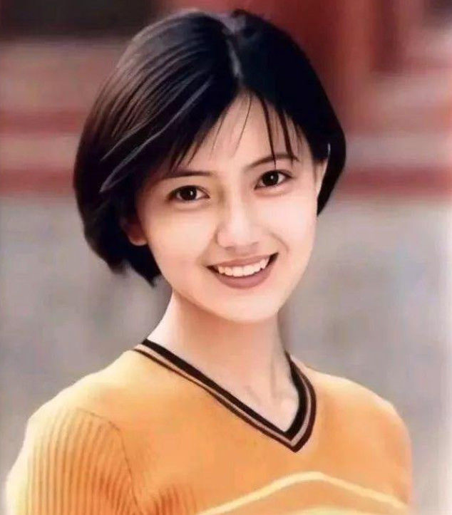 高圆圆高中旧照曝出,班主任:全年级十个男生都在喜欢她