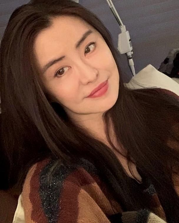 53岁王祖贤近照曝光,皮肤白皙发际线超好,带发修行至今单身无子