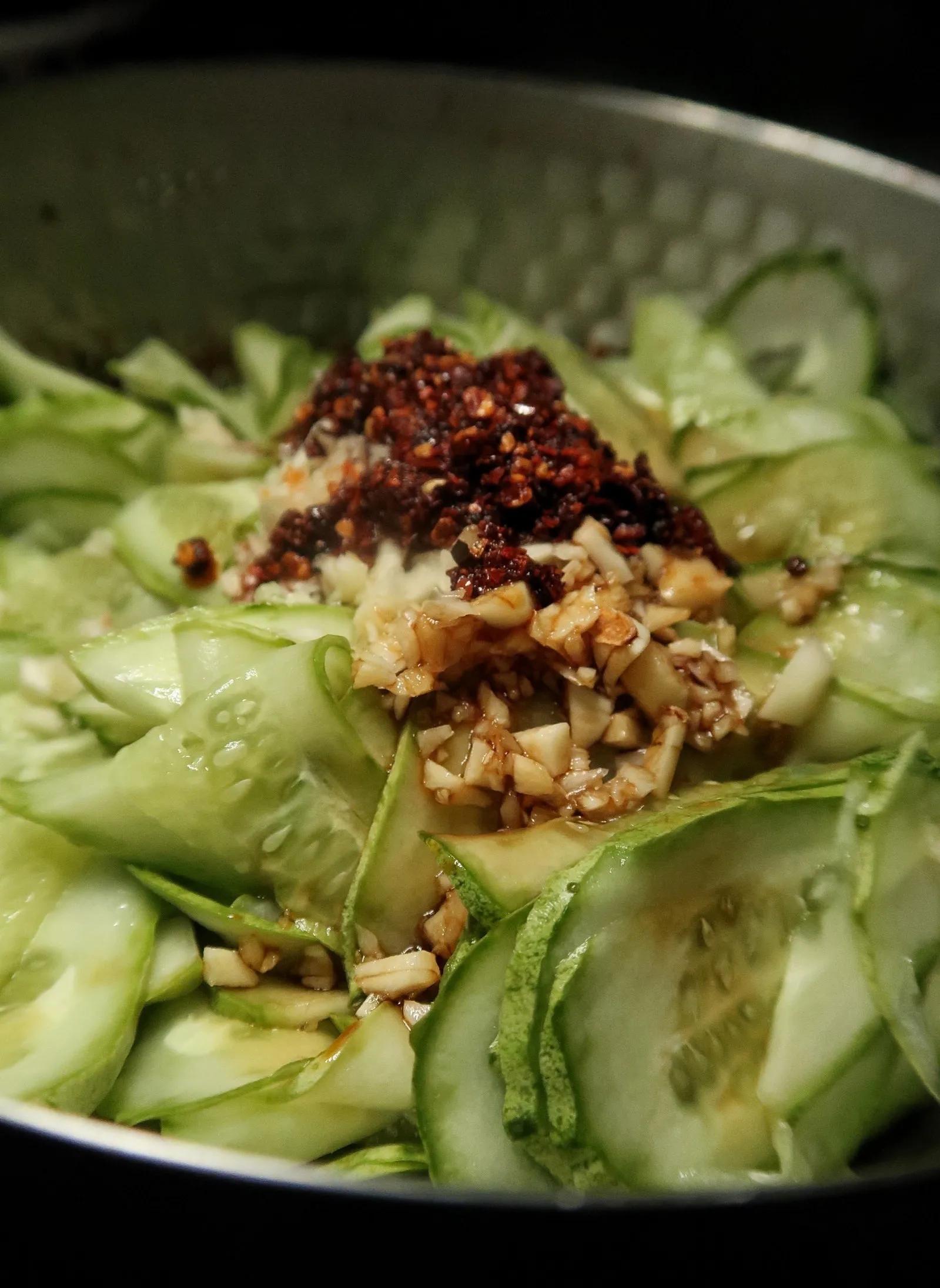 三条小黄瓜儿切走瓜蒂瓜尖不打青皮乱刀出薄片拿盐巴抓拌