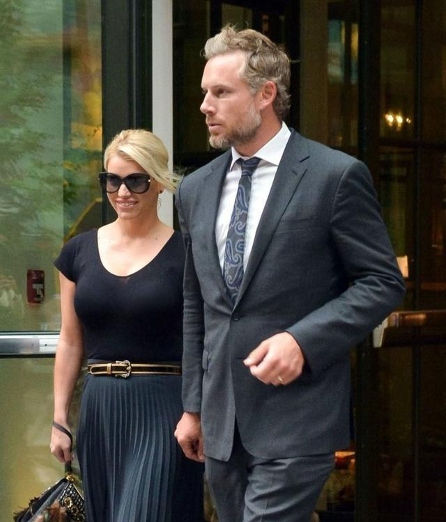 杰西卡·辛普森穿黑色上衣搭墨蓝裙靓丽迷人,笑容甜美气质好!