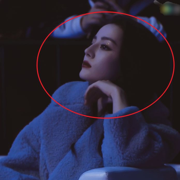 坐在台下的迪丽热巴,不小心被机位拍摄到了,手托下巴微微仰头的状态