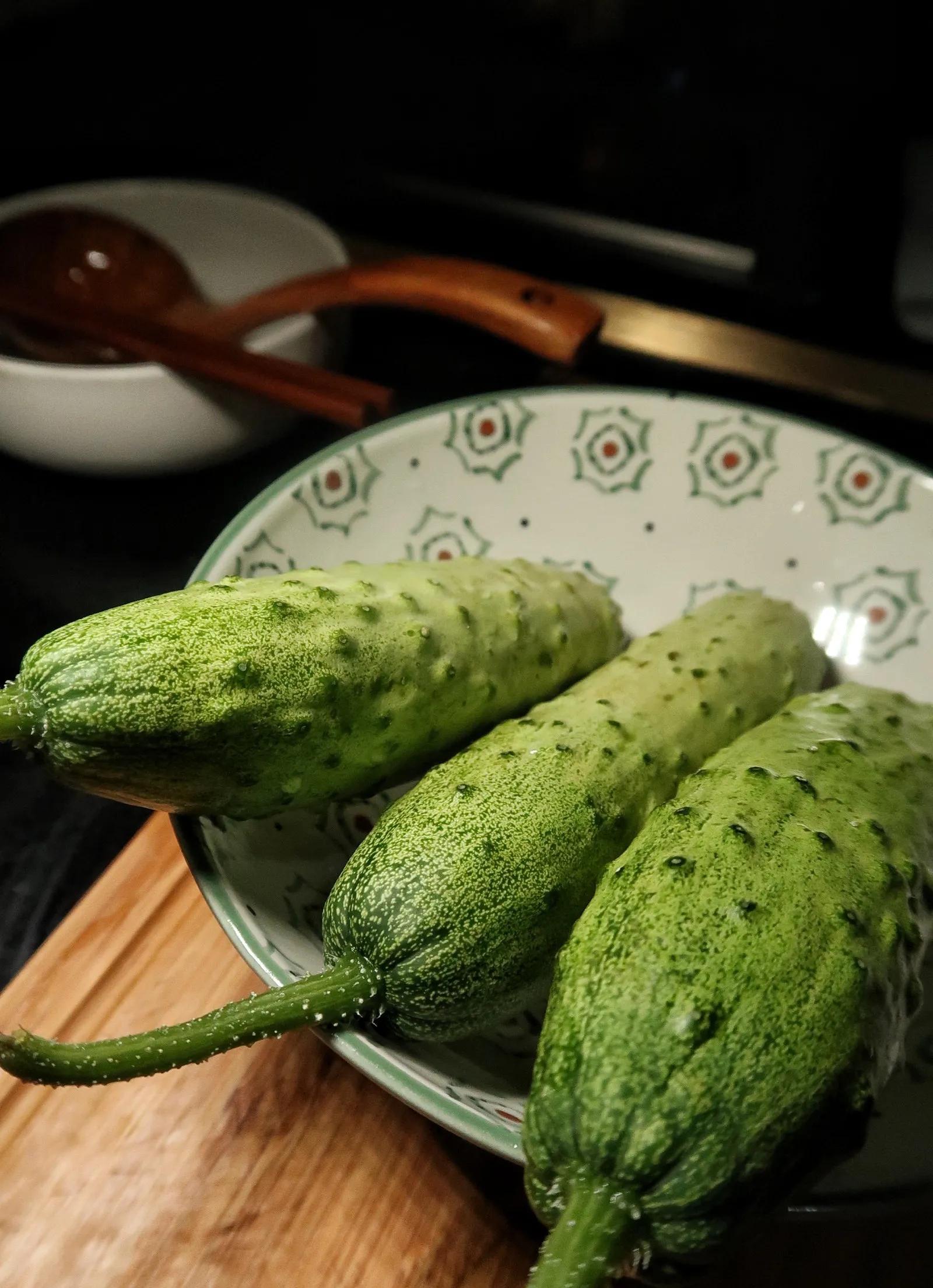 三条小黄瓜儿切走瓜蒂瓜尖不打青皮乱刀出薄片拿盐巴抓拌