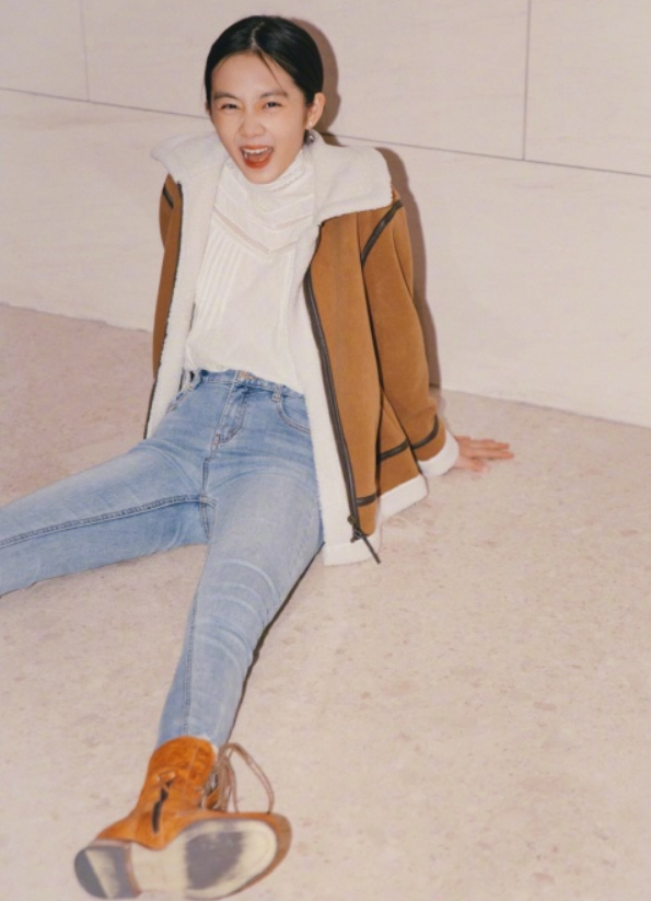 不管是她穿着的白色上衣还是牛仔裤都非常符合自己的年纪,上衣白色