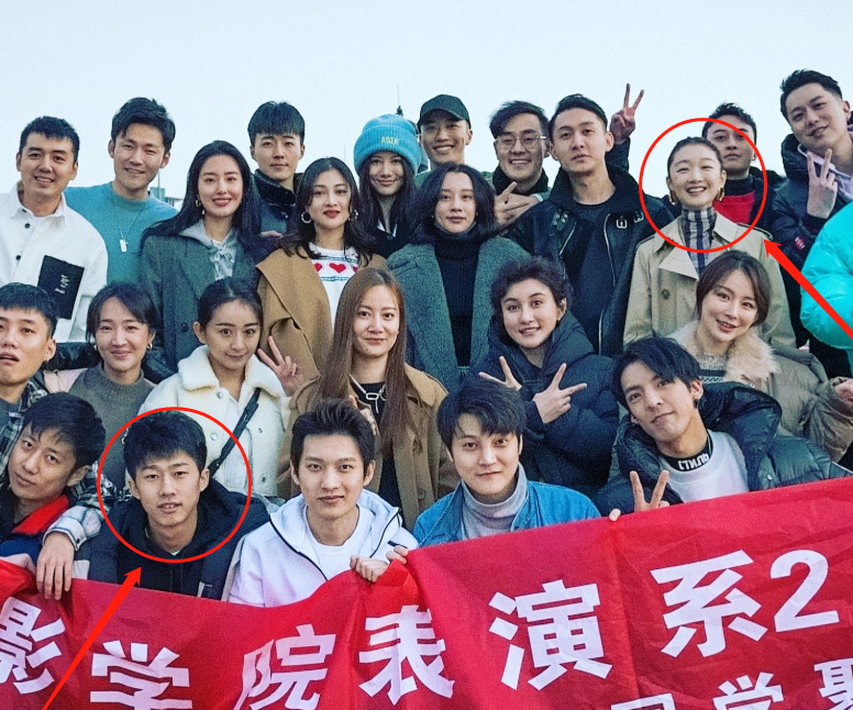 周冬雨出席北电同学聚会大手笔包场娱乐与前男友同框却成亮点