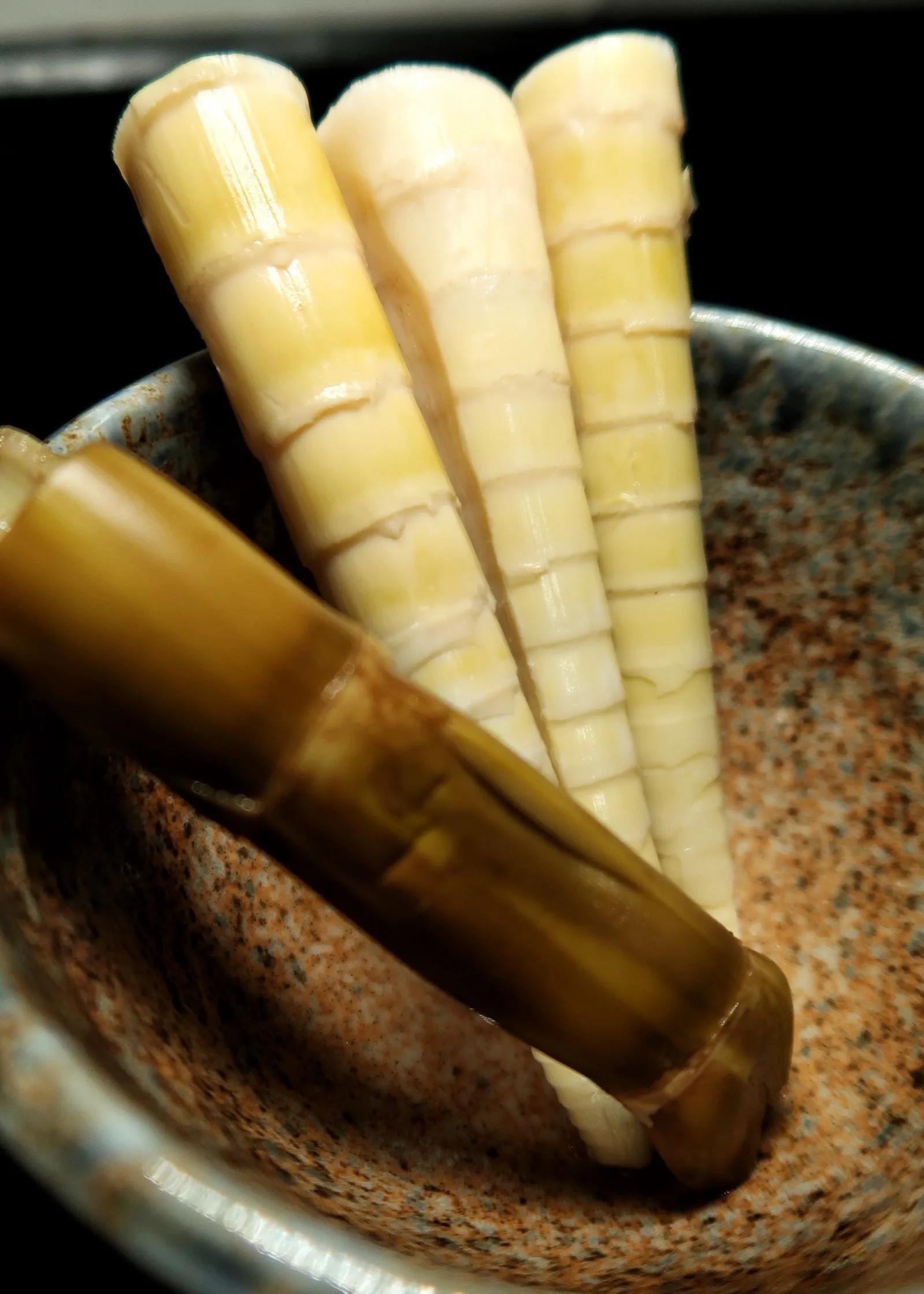 酸笋切片,清水漂洗一遍,牛肉片用少许红薯淀粉浆上,熊火烧油