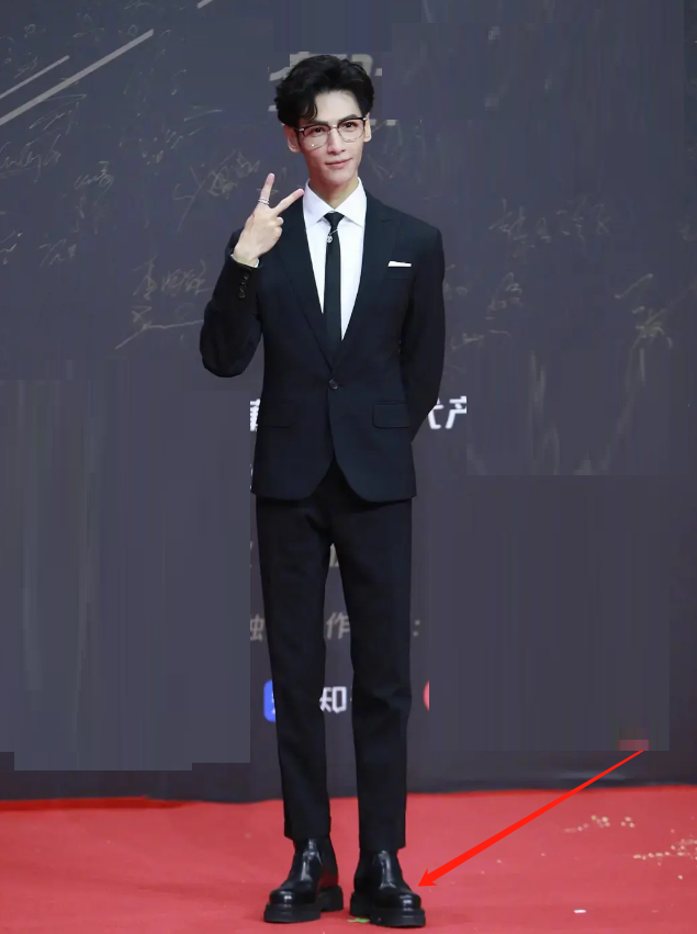 他当天穿着一身黑色的西装亮相,可能是为了搭配整体的形象,罗云熙还戴