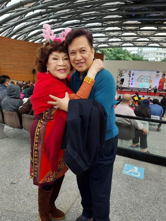 周游提到:"3年前在同一地点活动时,丈夫李朝永出轨,两人的婚姻正在