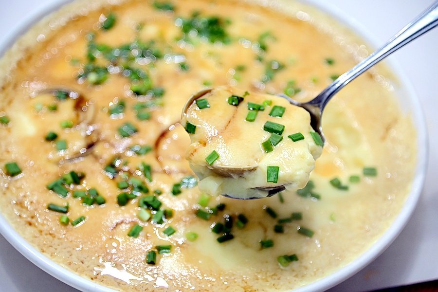 文蛤芙蓉蒸蛋,嫩黄的蒸蛋上点缀着青翠的葱花,口感绵柔细滑,浓浓的蛋