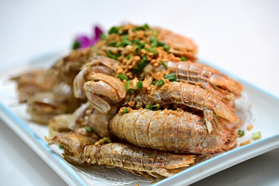 椒盐虾姑,虾姑肉质饱满紧实,新鲜优质,椒盐的咸香更衬托虾姑的鲜美,让