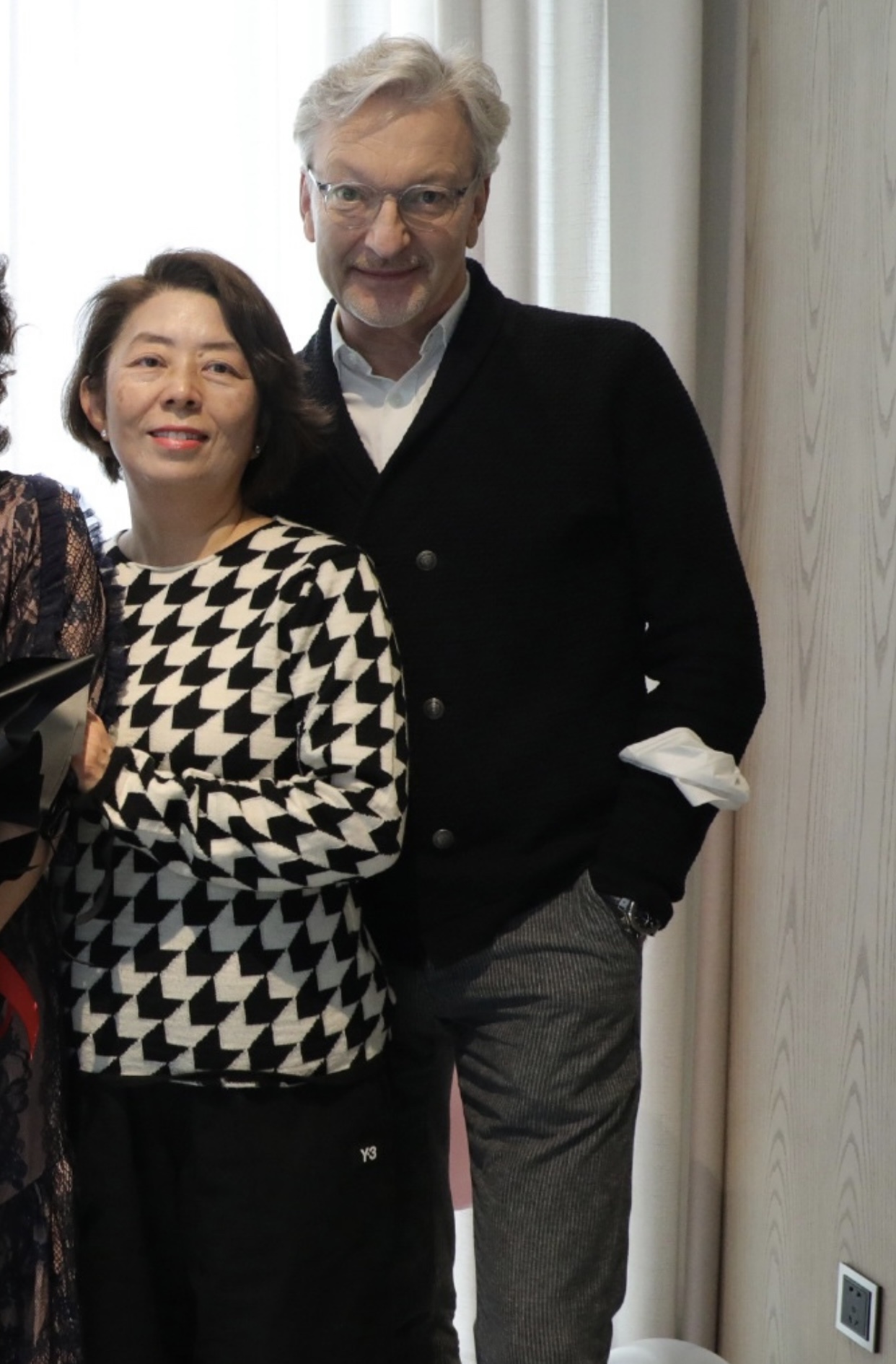 亲生父母也首次公开照片,和妈妈五官相似|吉娜|郎朗|爱丽丝_新浪新闻