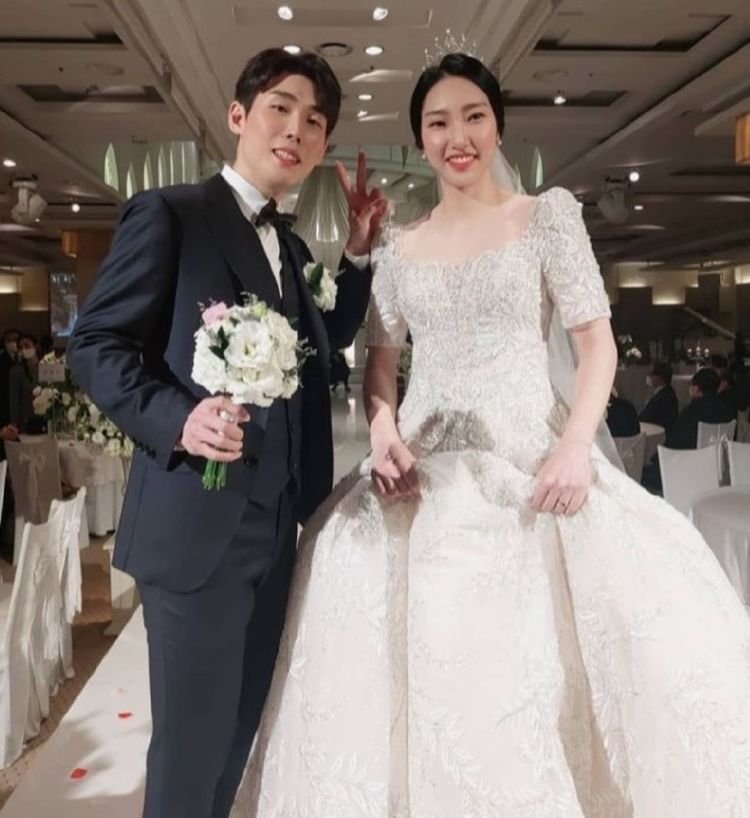 羽毛球世界冠军婚礼现场照曝光:当众热吻太甜蜜,郎才女貌很般配