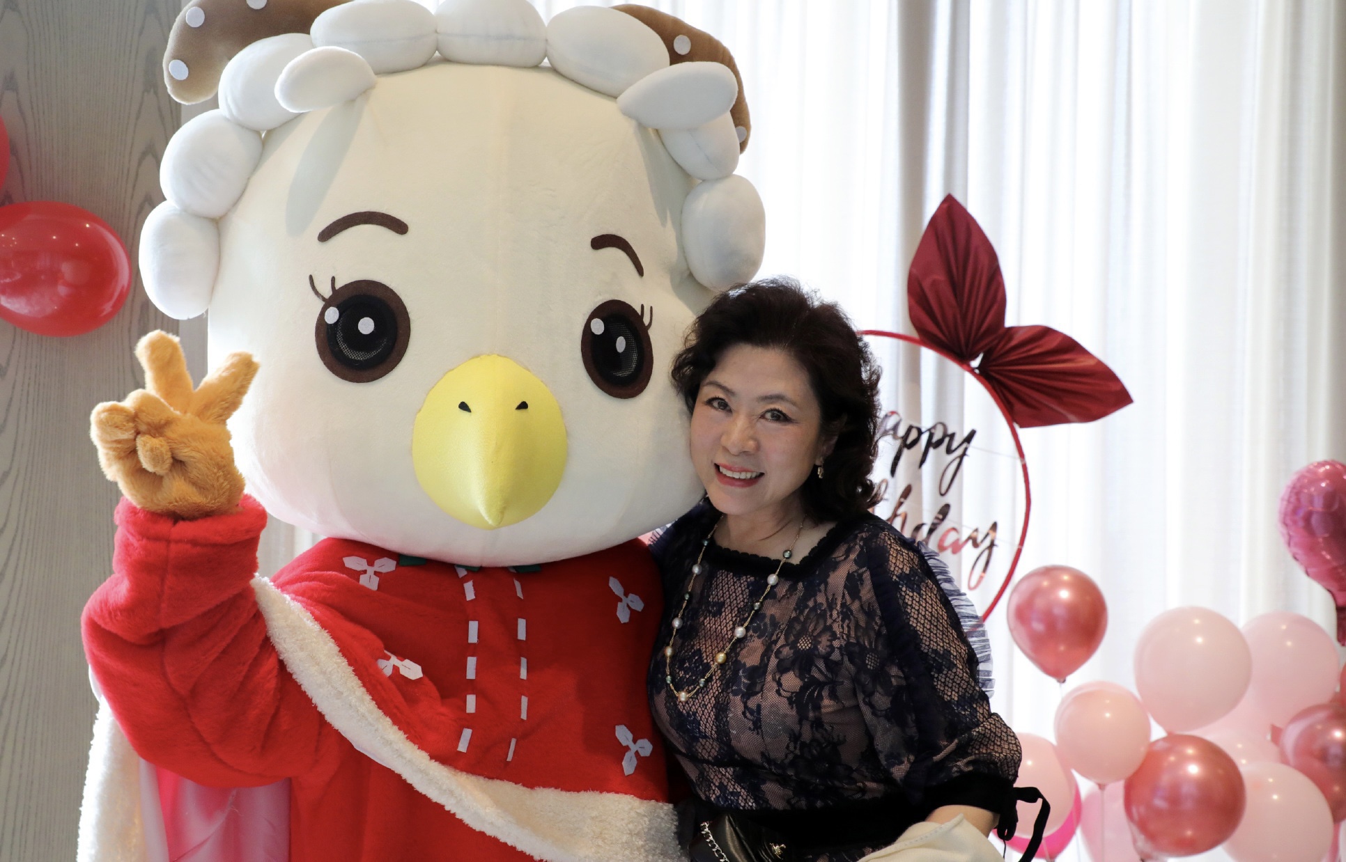 吉娜晒照为婆婆庆生,亲生父母也首次公开照片,和妈妈五官相似