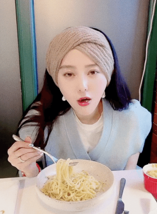 范冰冰穿睡袍吃薯条张月一顿饭13个菜女明星是吃货还是凹人设