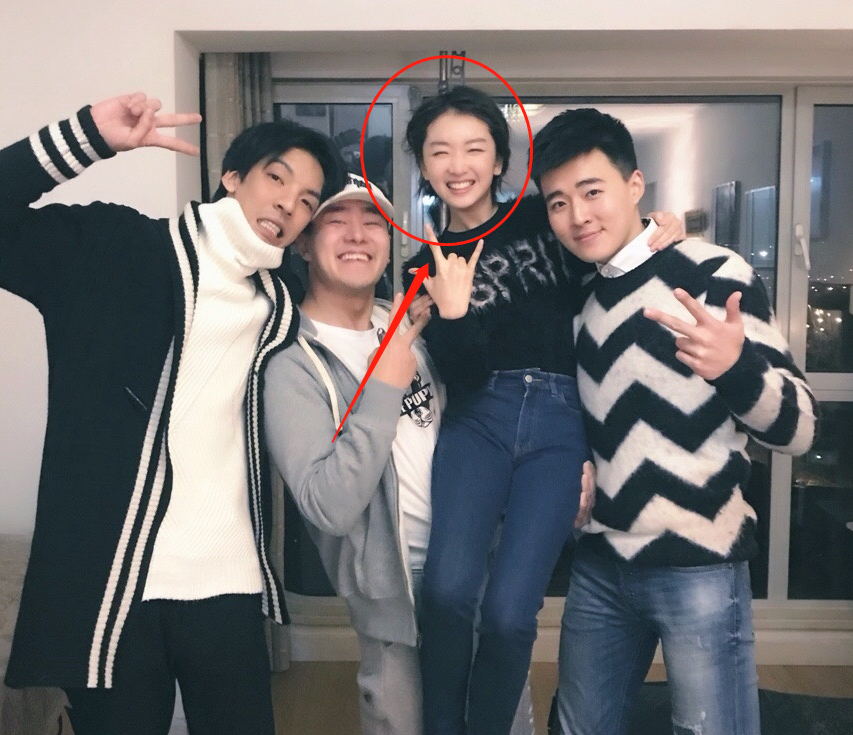 周冬雨出席北电同学聚会,大手笔包场娱乐,与前男友同框却成亮点