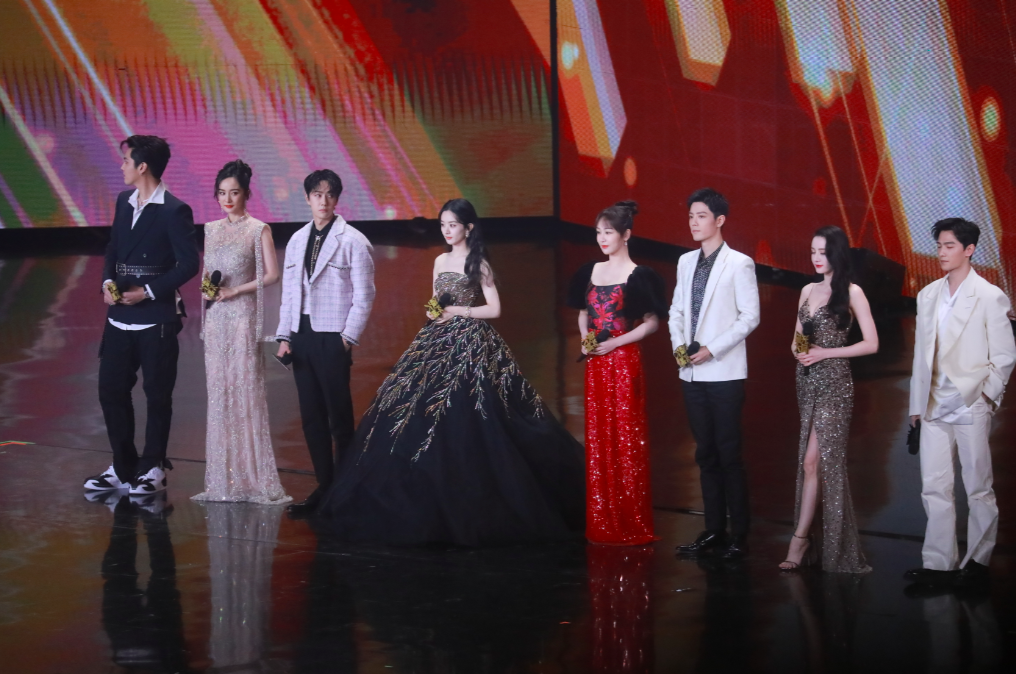 星光大赏齐聚八大流量肖战王一博同台引尖叫场上站位却暗藏玄机