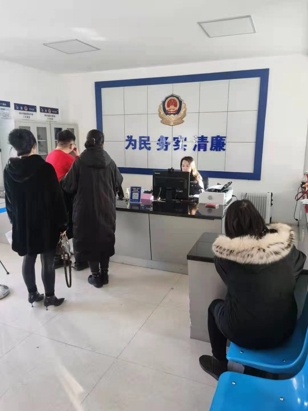 云冈派出所户籍室办证大厅周末不打烊,加班为群众办理身份证,入境业务