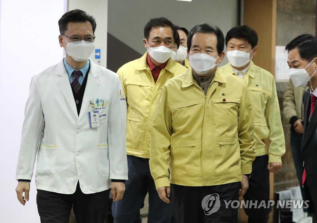 资料图：12月19日，丁世均（右）赴京畿道平泽市一家医院视察。 来源：韩联社