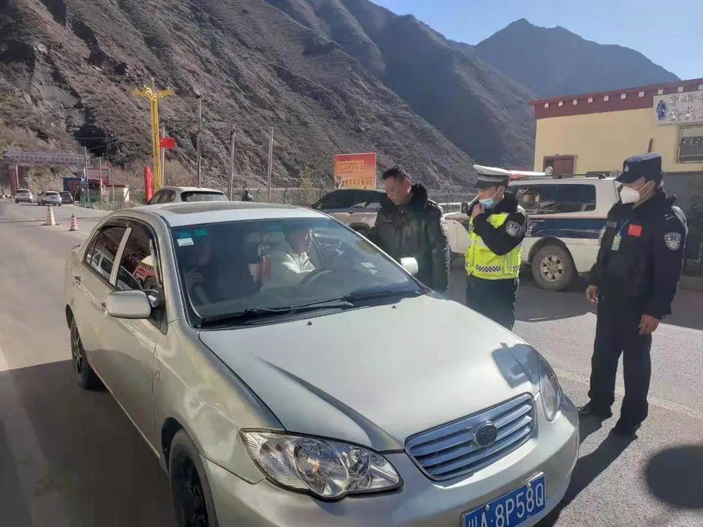 昌都交警强化路面管控 做好寒假交通安全管理