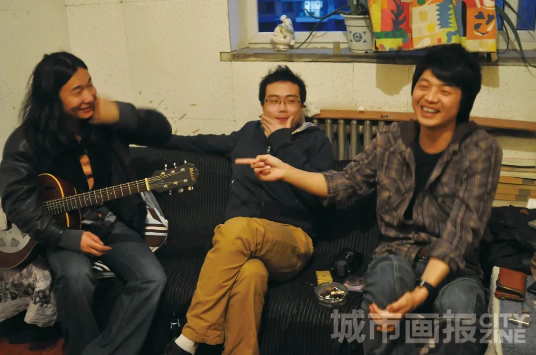 万能青年旅店乐队接受某电视台采访,地点在乐队排练室,一栋老住榨楼