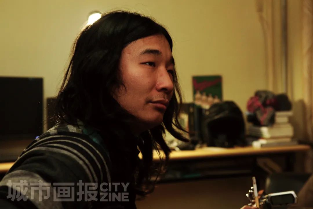 乐队所有作品的歌词都出自姬赓之手,和所有听过《万能青年旅店》的人