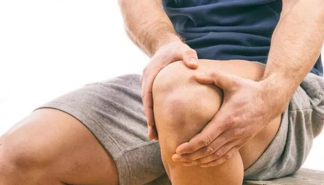 采取仰卧的姿势,双腿弯曲,双手抱住膝盖使其尽量靠近胸部,专治腰间盘