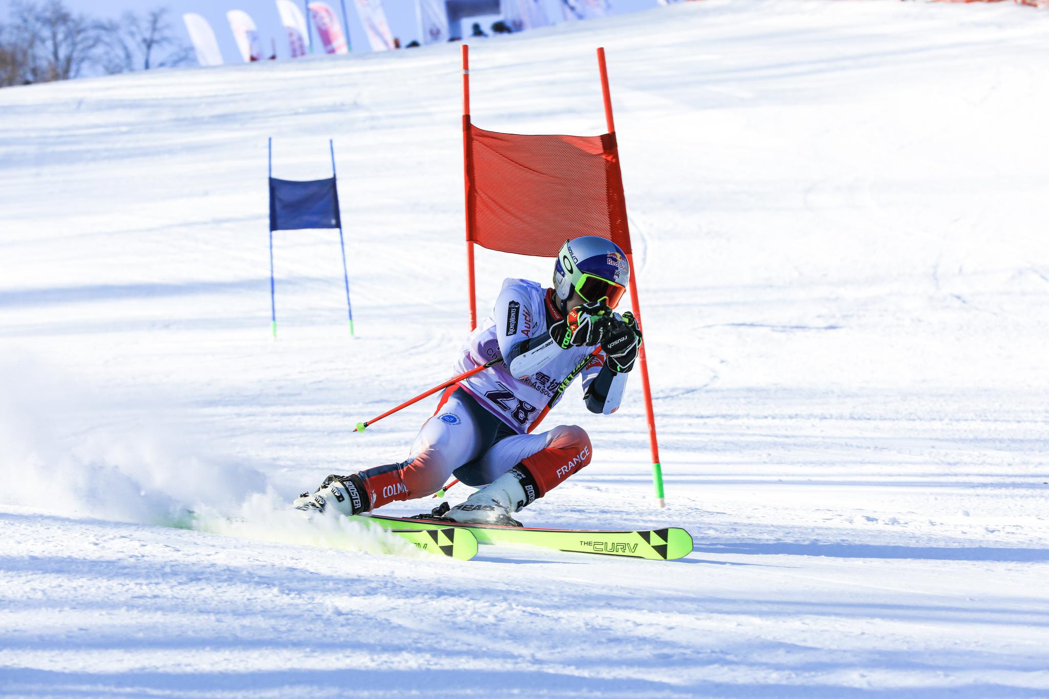 当日进行了男,女高山滑雪项目的争夺.
