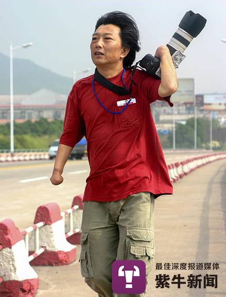 紫牛头条街头一位无手摄影师的笑容让人动容39年来他都在坚持做一件事