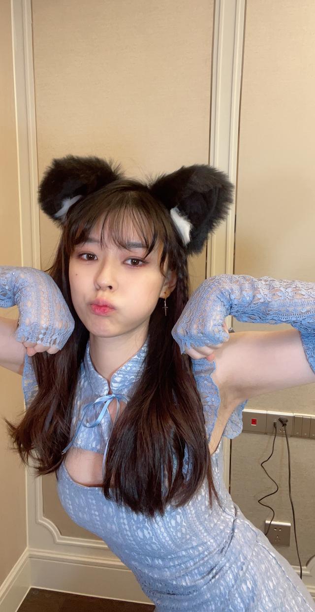 隐隐约约可以看出沫子的雪白皮肤,而且胸前镂空的设计也是满足了大家