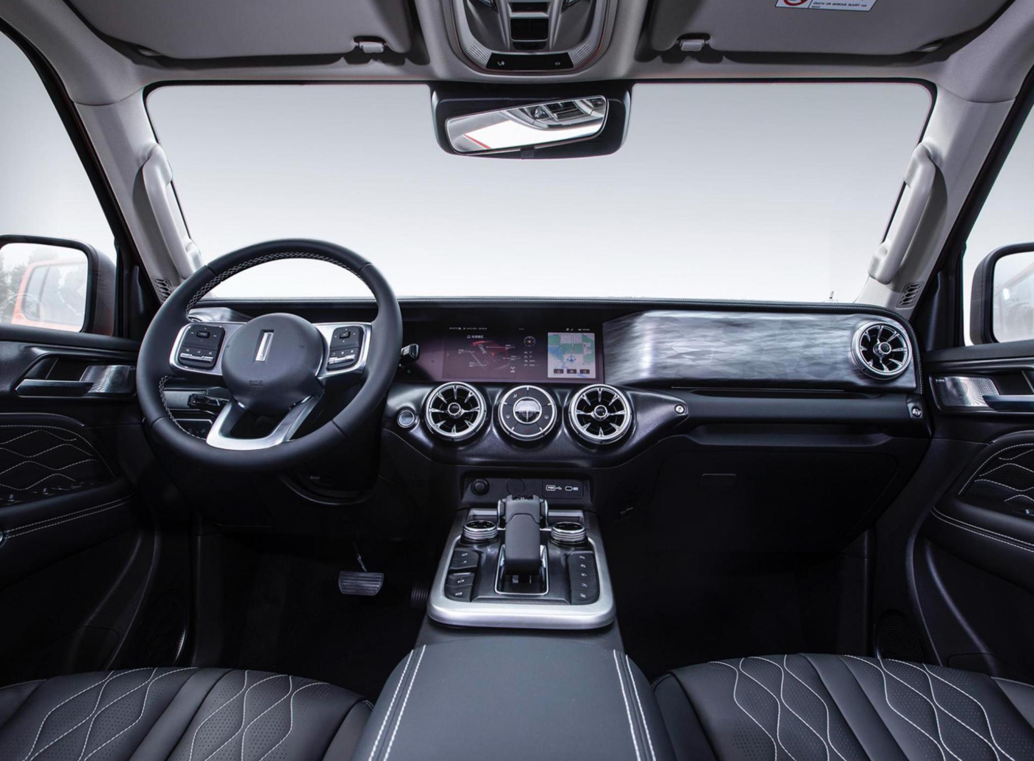 坦克300的内饰豪华感极强,不论是做工,用料还是设计,都处理得非常精致