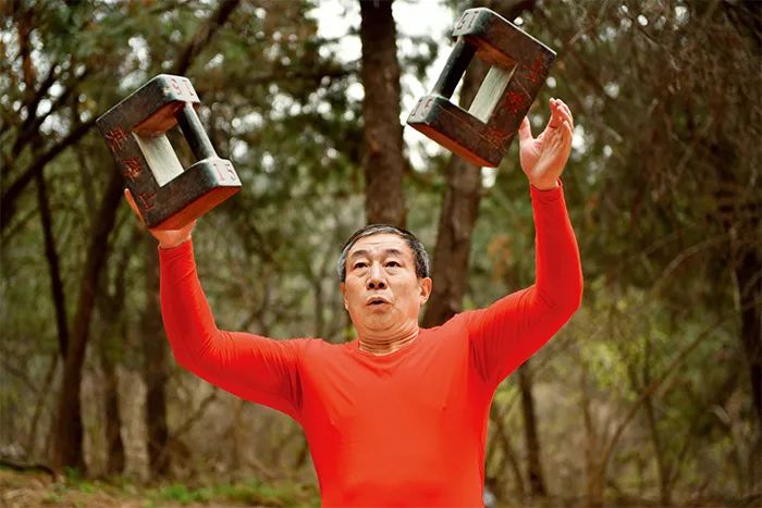 ▲3月24日，济南英雄山公园，62岁的健身爱好者刘刚在练习石锁 朱峥摄