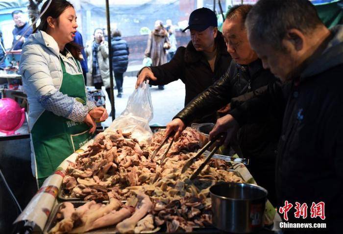 资料图：“冬至”节气当天，重庆一老字号羊肉馆生意火爆，众多市民排长队等待进补，也有市民将羊肉买回家自己炖煮。 周毅 摄