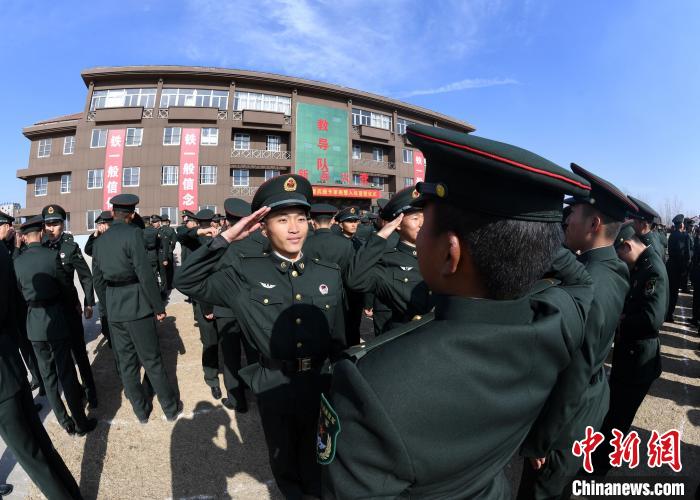 陆军第71集团军某新兵团举行2020年新兵授衔暨入伍宣誓仪式