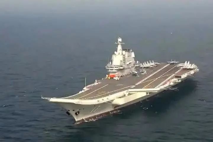 山东舰过台海令人想起每逢佳节倍思亲