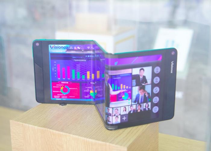 （图为三折屏幕应用展示，官方供图）