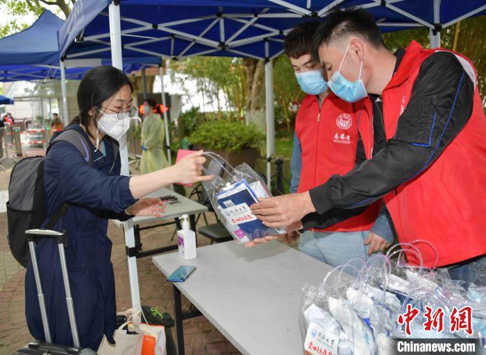 原料图:返校弟子领取爱善心防疫包。同济大学供图